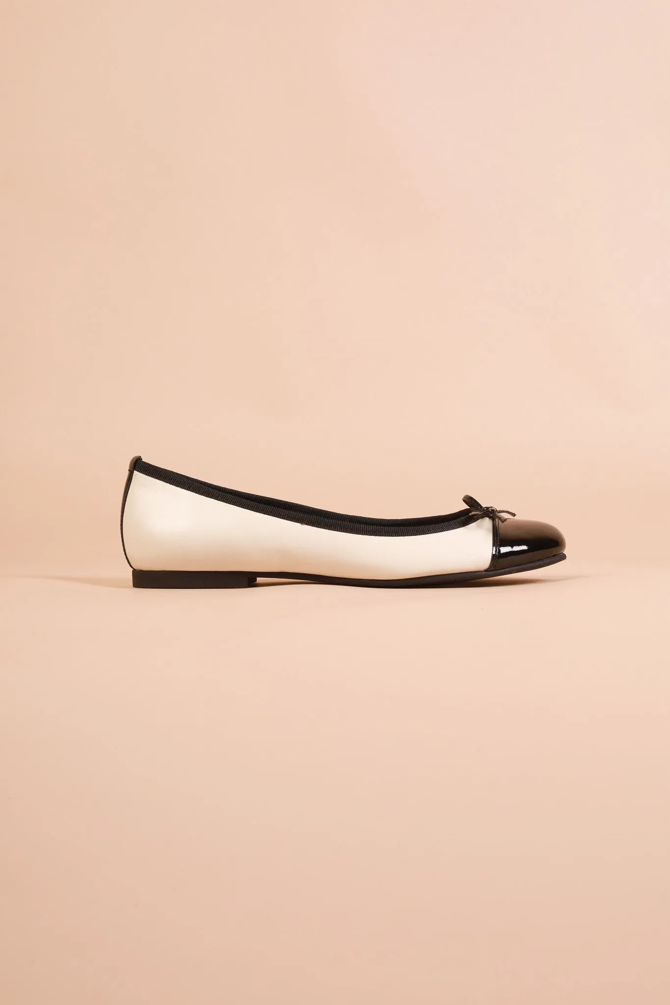 CARA BLACK AND WHITE - Two-Tone Leather Ballerinas