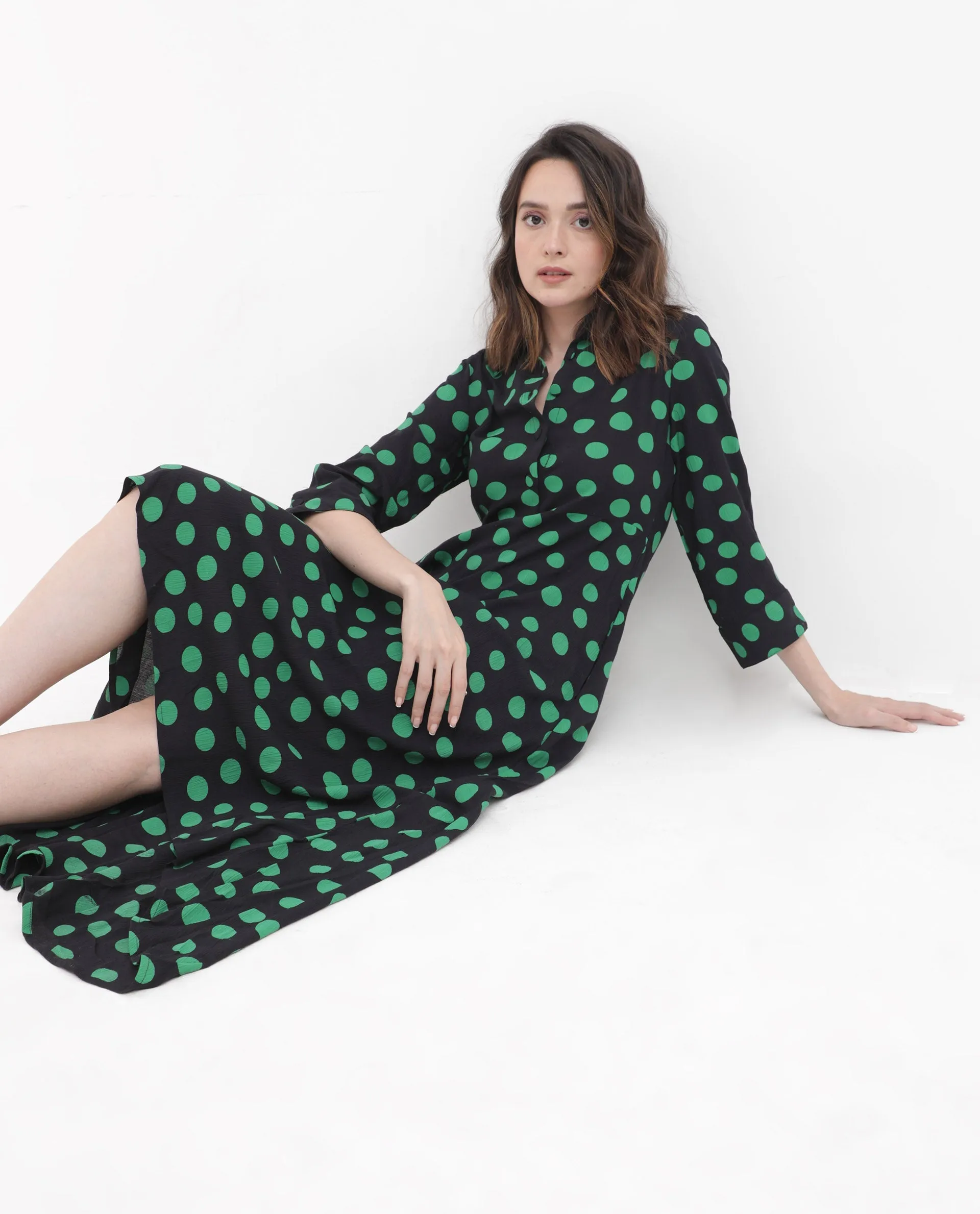 Rareism Women Winslet Black Rayon Fabric Regular Sleeves Collared Neck Abstract Print Regular Length Dress